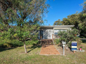 'The Croft' 11 Boulder Bay Rd - Cosy Beach House with Aircon & only 270m to the Beach